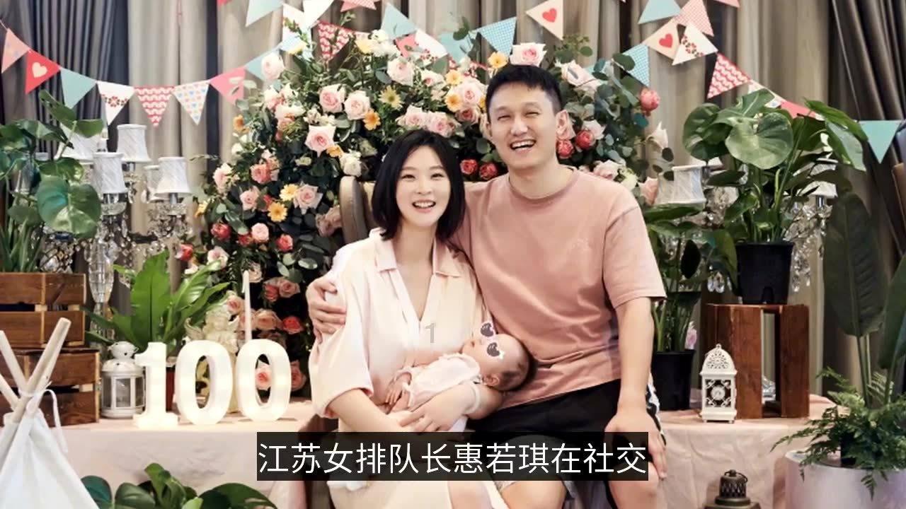 马伊琍搂抱女儿庆生,温馨画面中15岁大女儿颜值出众